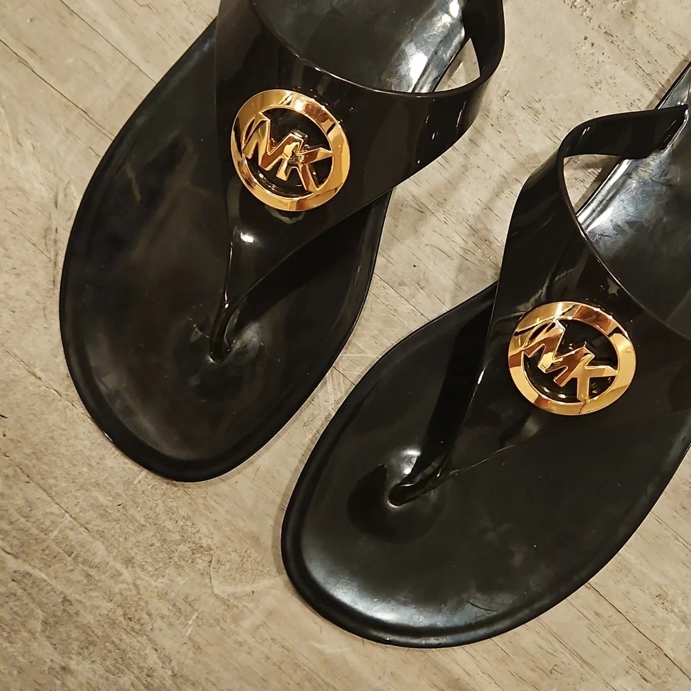 💕MICHAEL BY MICHAEL KORS💕 Glossy Black Thong Sandals with Gold Logo 10 NWOT